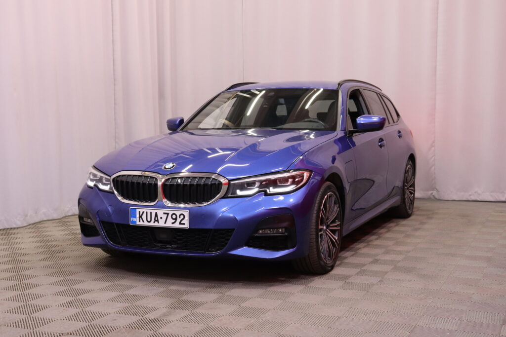 BMW - 330 - G21 Touring 330e xDrive A Charged Edition M Sport // DAP / ACC / Koukku / Tutkat / Kamera / Hifit / BMW - 330 - G21 Touring 330e xDrive A Charged Edition M Sport // DAP / ACC / Koukku / Tutkat / Kamera / Hifit / - Farmari