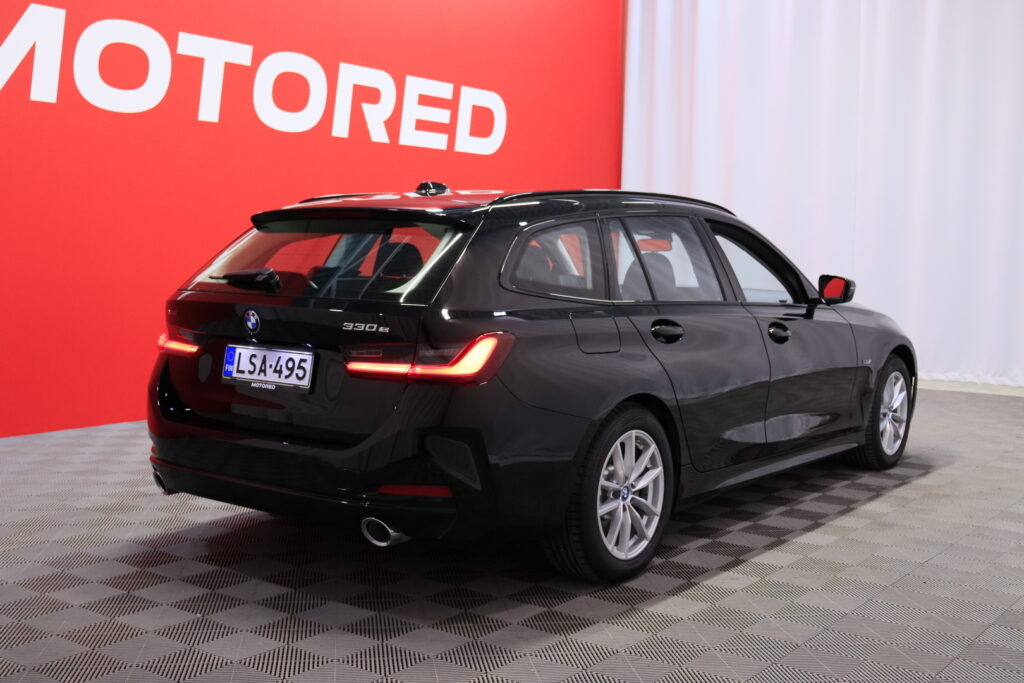 BMW - 330 - G21 Touring 330e xDrive A Charged Edition / 1-Om Suomi-Auto / ACC / Widescreen / Sporttinahat / Tutkat / 2x Renkaat / BMW - 330 - G21 Touring 330e xDrive A Charged Edition / 1-Om Suomi-Auto / ACC / Widescreen / Sporttinahat / Tutkat / 2x Renkaat / - Farmari