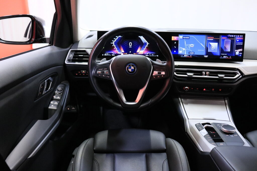 BMW - 330 - G21 Touring 330e xDrive A Charged Edition / 1-Om Suomi-Auto / ACC / Widescreen / Sporttinahat / Tutkat / 2x Renkaat / BMW - 330 - G21 Touring 330e xDrive A Charged Edition / 1-Om Suomi-Auto / ACC / Widescreen / Sporttinahat / Tutkat / 2x Renkaat / - Farmari