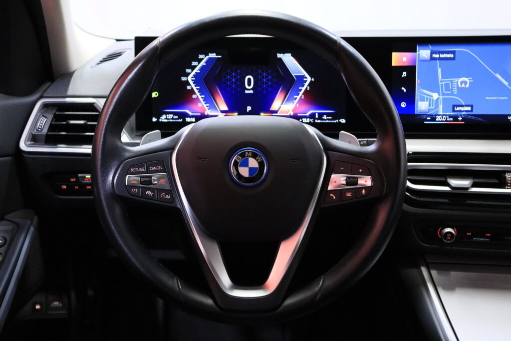BMW - 330 - G21 Touring 330e xDrive A Charged Edition / 1-Om Suomi-Auto / ACC / Widescreen / Sporttinahat / Tutkat / 2x Renkaat / BMW - 330 - G21 Touring 330e xDrive A Charged Edition / 1-Om Suomi-Auto / ACC / Widescreen / Sporttinahat / Tutkat / 2x Renkaat / - Farmari