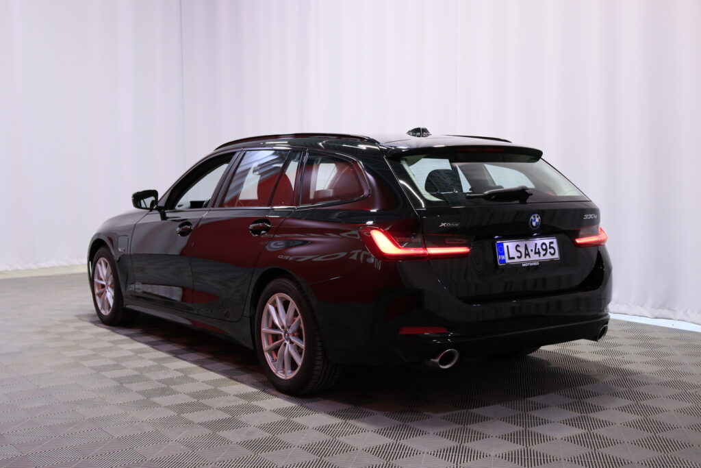 BMW - 330 - G21 Touring 330e xDrive A Charged Edition / 1-Om Suomi-Auto / ACC / Widescreen / Sporttinahat / Tutkat / 2x Renkaat / BMW - 330 - G21 Touring 330e xDrive A Charged Edition / 1-Om Suomi-Auto / ACC / Widescreen / Sporttinahat / Tutkat / 2x Renkaat / - Farmari