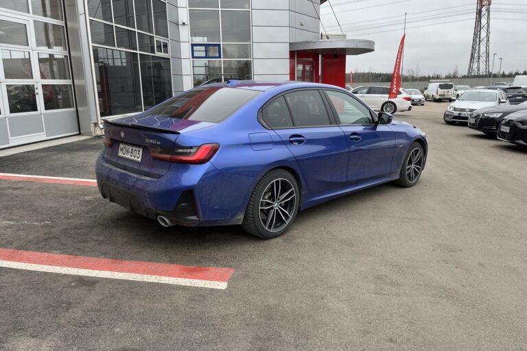 BMW - 330 - G20 Sedan 330e xDrive A Charged Edition M Sport - Sedan