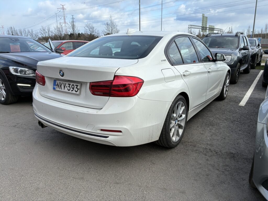 BMW - 330 - F30 Sedan 330e A Business Sport // Sport Line / Sporttipenkit / ACC / Prof.Navi / H&K / HUD / Comfort access / Kamera BMW - 330 - F30 Sedan 330e A Business Sport // Sport Line / Sporttipenkit / ACC / Prof.Navi / H&K / HUD / Comfort access / Kamera - Sedan