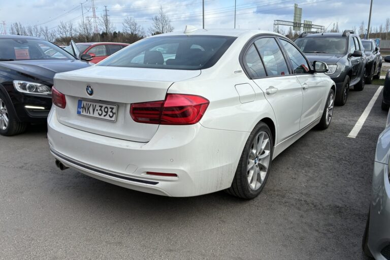 BMW - 330 - F30 Sedan 330e A Business Sport // Sport Line / Sporttipenkit / ACC / Prof.Navi / H&K / HUD / Comfort access / Kamera - Sedan