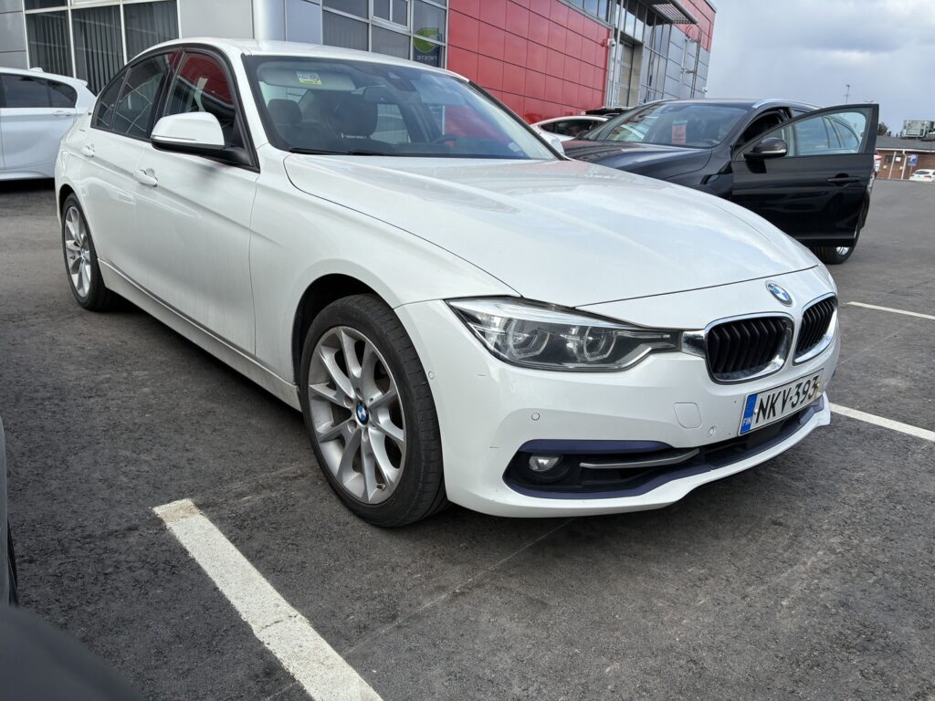 BMW - 330 - F30 Sedan 330e A Business Sport // Sport Line / Sporttipenkit / ACC / Prof.Navi / H&K / HUD / Comfort access / Kamera - Sedan