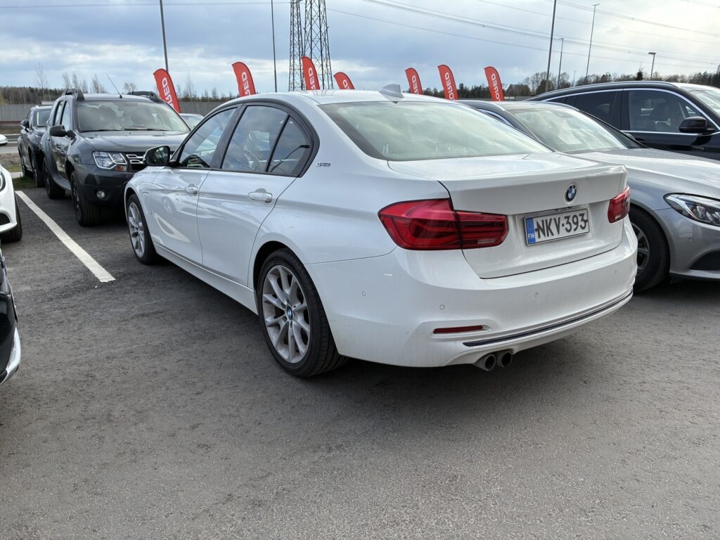BMW - 330 - F30 Sedan 330e A Business Sport // Sport Line / Sporttipenkit / ACC / Prof.Navi / H&K / HUD / Comfort access / Kamera BMW - 330 - F30 Sedan 330e A Business Sport // Sport Line / Sporttipenkit / ACC / Prof.Navi / H&K / HUD / Comfort access / Kamera - Sedan