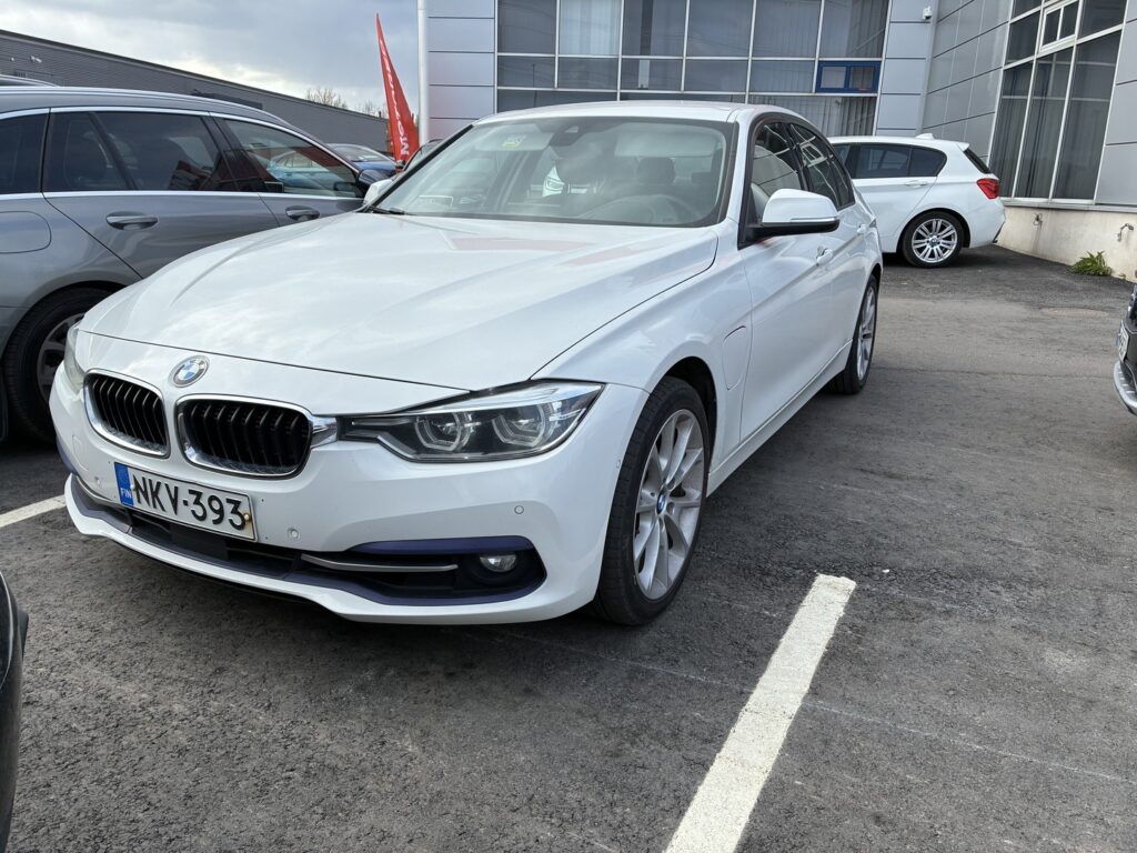 BMW - 330 - F30 Sedan 330e A Business Sport // Sport Line / Sporttipenkit / ACC / Prof.Navi / H&K / HUD / Comfort access / Kamera BMW - 330 - F30 Sedan 330e A Business Sport // Sport Line / Sporttipenkit / ACC / Prof.Navi / H&K / HUD / Comfort access / Kamera - Sedan