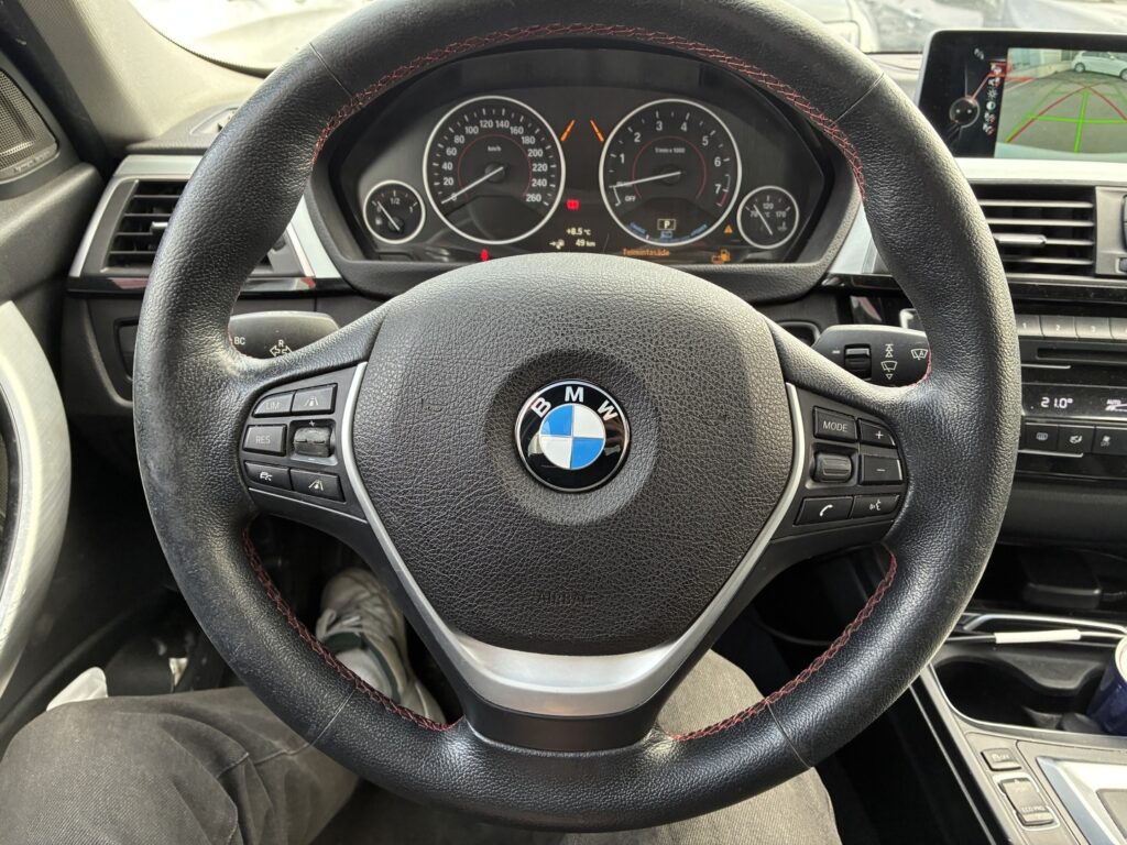 BMW - 330 - F30 Sedan 330e A Business Sport // Sport Line / Sporttipenkit / ACC / Prof.Navi / H&K / HUD / Comfort access / Kamera BMW - 330 - F30 Sedan 330e A Business Sport // Sport Line / Sporttipenkit / ACC / Prof.Navi / H&K / HUD / Comfort access / Kamera - Sedan