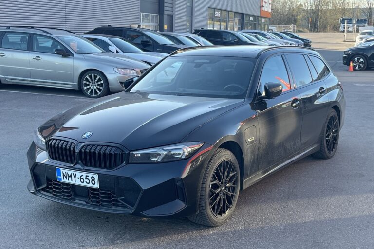 BMW - 330 - G21 Touring 330e xDrive A Charged Edition M Sport Pro LCI // M-istuimet / H&K / Panorama / HUD / ACC // - Farmari