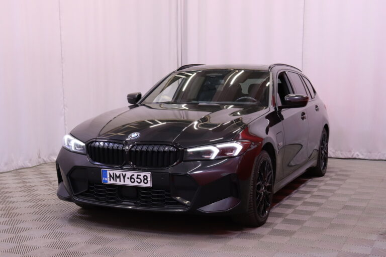 BMW - 330 - G21 Touring 330e xDrive A Charged Edition M Sport Pro LCI // M-istuimet / H&K / Panorama / HUD / ACC // - Farmari