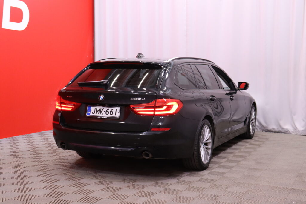 BMW - 520 - G31 Touring 520d A xDrive Business // Vakionopeudensäädin / Pysäköintiavustin / P. Kamera / Vetokoukku / 2x renkaat // BMW - 520 - G31 Touring 520d A xDrive Business // Vakionopeudensäädin / Pysäköintiavustin / P. Kamera / Vetokoukku / 2x renkaat // - Farmari