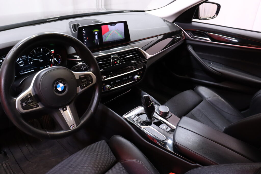 BMW - 520 - G31 Touring 520d A xDrive Business // Vakionopeudensäädin / Pysäköintiavustin / P. Kamera / Vetokoukku / 2x renkaat // BMW - 520 - G31 Touring 520d A xDrive Business // Vakionopeudensäädin / Pysäköintiavustin / P. Kamera / Vetokoukku / 2x renkaat // - Farmari
