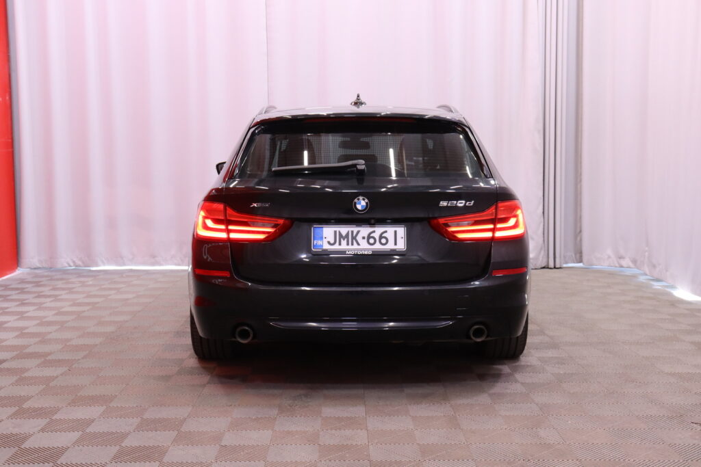 BMW - 520 - G31 Touring 520d A xDrive Business // Vakionopeudensäädin / Pysäköintiavustin / P. Kamera / Vetokoukku / 2x renkaat // BMW - 520 - G31 Touring 520d A xDrive Business // Vakionopeudensäädin / Pysäköintiavustin / P. Kamera / Vetokoukku / 2x renkaat // - Farmari