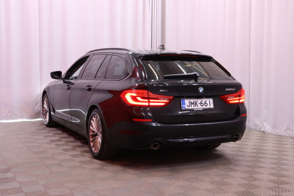 BMW - 520 - G31 Touring 520d A xDrive Business // Vakionopeudensäädin / Pysäköintiavustin / P. Kamera / Vetokoukku / 2x renkaat // BMW - 520 - G31 Touring 520d A xDrive Business // Vakionopeudensäädin / Pysäköintiavustin / P. Kamera / Vetokoukku / 2x renkaat // - Farmari