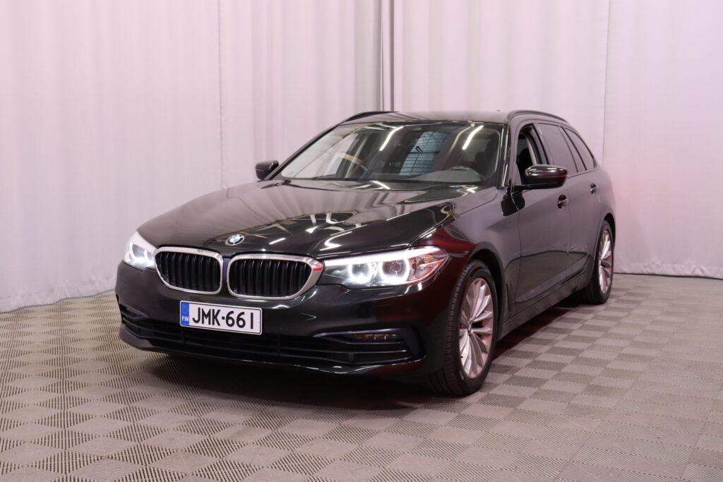 BMW - 520 - G31 Touring 520d A xDrive Business // Vakionopeudensäädin / Pysäköintiavustin / P. Kamera / Vetokoukku / 2x renkaat // BMW - 520 - G31 Touring 520d A xDrive Business // Vakionopeudensäädin / Pysäköintiavustin / P. Kamera / Vetokoukku / 2x renkaat // - Farmari