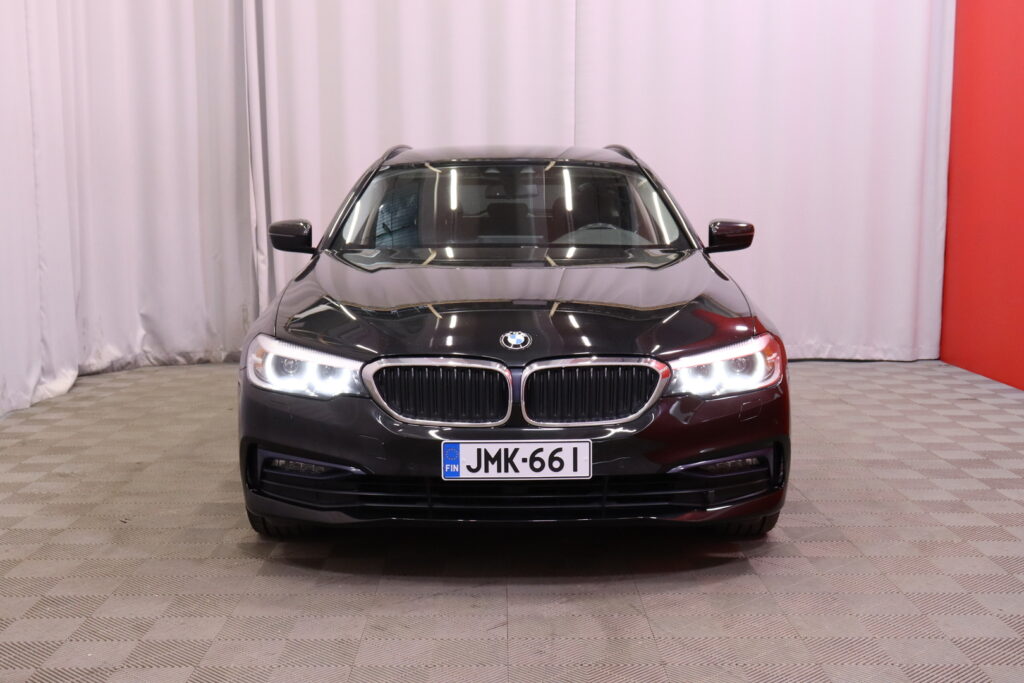 BMW - 520 - G31 Touring 520d A xDrive Business // Vakionopeudensäädin / Pysäköintiavustin / P. Kamera / Vetokoukku / 2x renkaat // BMW - 520 - G31 Touring 520d A xDrive Business // Vakionopeudensäädin / Pysäköintiavustin / P. Kamera / Vetokoukku / 2x renkaat // - Farmari