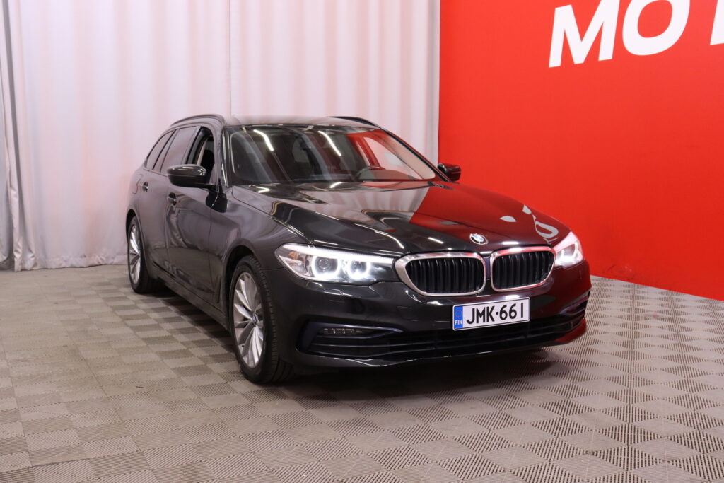 BMW - 520 - G31 Touring 520d A xDrive Business // Vakionopeudensäädin / Pysäköintiavustin / P. Kamera / Vetokoukku / 2x renkaat // BMW - 520 - G31 Touring 520d A xDrive Business // Vakionopeudensäädin / Pysäköintiavustin / P. Kamera / Vetokoukku / 2x renkaat // - Farmari