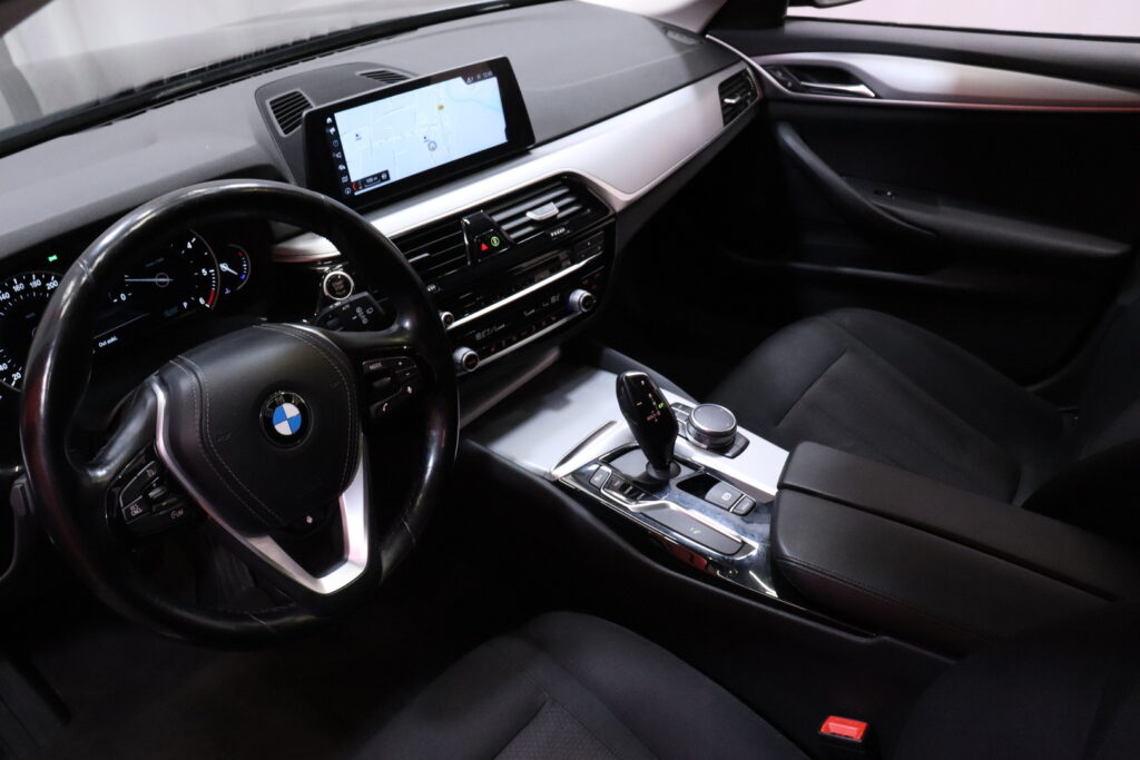 BMW - 520 - G31 Touring 520d A Business / Seisontatuuletus ajastimella / Vakionopeudensäädin Ohjauspyörän lämmitys / 2x renkaat // BMW - 520 - G31 Touring 520d A Business / Seisontatuuletus ajastimella / Vakionopeudensäädin Ohjauspyörän lämmitys / 2x renkaat // - Farmari