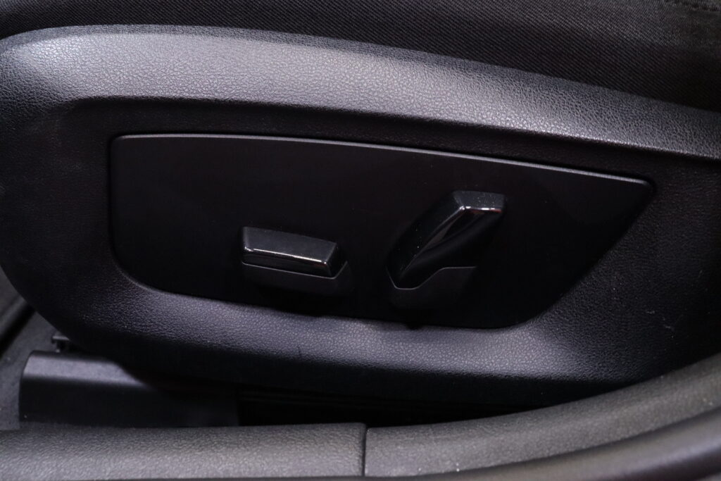 BMW - 520 - G31 Touring 520d A Business / Seisontatuuletus ajastimella / Vakionopeudensäädin Ohjauspyörän lämmitys / 2x renkaat // BMW - 520 - G31 Touring 520d A Business / Seisontatuuletus ajastimella / Vakionopeudensäädin Ohjauspyörän lämmitys / 2x renkaat // - Farmari