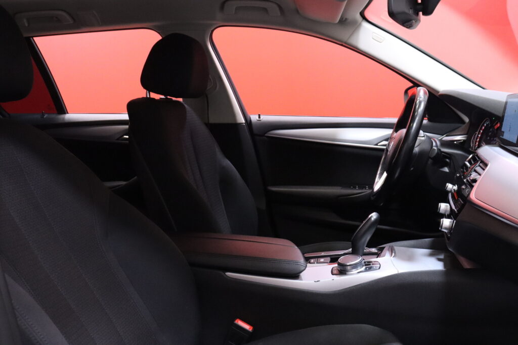 BMW - 520 - G31 Touring 520d A Business / Seisontatuuletus ajastimella / Vakionopeudensäädin Ohjauspyörän lämmitys / 2x renkaat // BMW - 520 - G31 Touring 520d A Business / Seisontatuuletus ajastimella / Vakionopeudensäädin Ohjauspyörän lämmitys / 2x renkaat // - Farmari