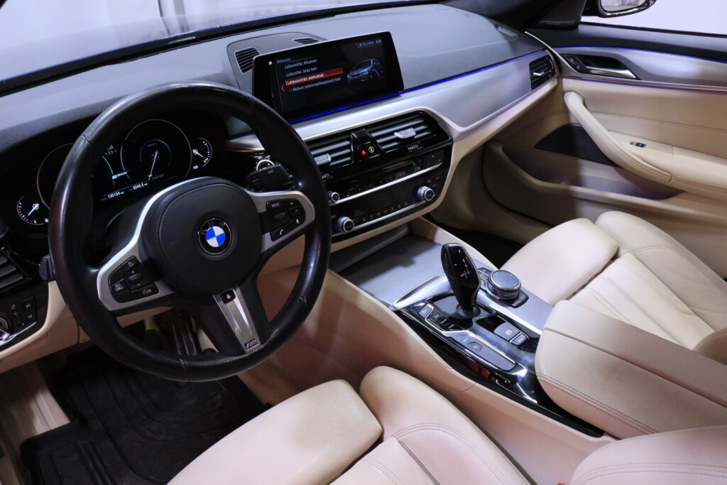 BMW - 530 - G30 iPerformance Sedan M sport // LED / Harman&Kardon / Prof.navi / CarPlay / Lämmitettävä ratti / Shadow Line // BMW - 530 - G30 iPerformance Sedan M sport // LED / Harman&Kardon / Prof.navi / CarPlay / Lämmitettävä ratti / Shadow Line // - Sedan