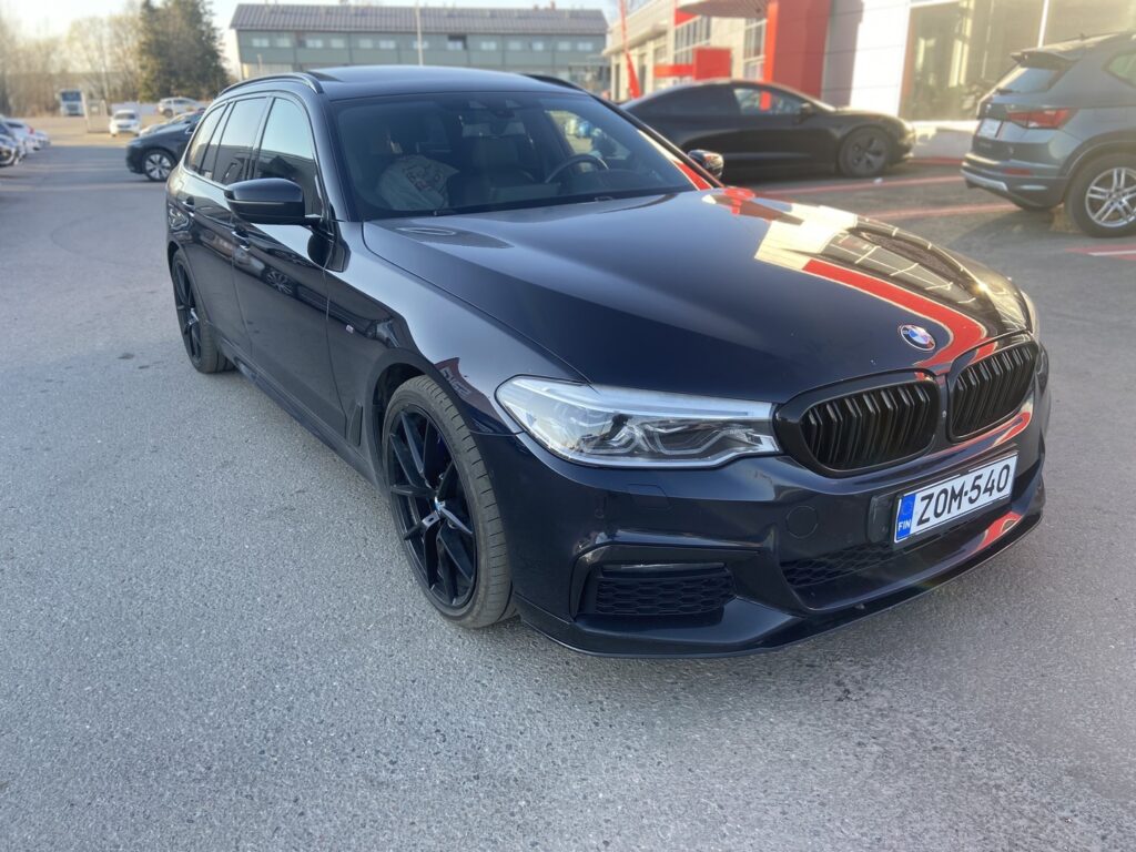 BMW - 530 - xDrive M-sport // Webasto / Acc / Koukku / Hud / H&K / Comfort Muisti penkki / Ilmastoidut etuistuimet / Panorama // - Farmari