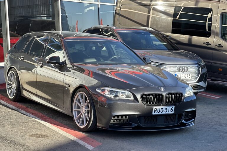 BMW - M550d - F11 Touring M550d Sport A xDrive // M-sport / LCI / HUD / ACC / H&K / Muistipenkit / Vetokoukku / Panorama / LED // - Farmari