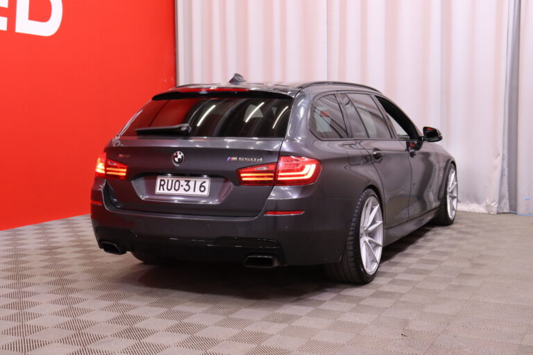 BMW - M550d - F11 Touring M550d Sport A xDrive // M-sport / LCI / HUD / ACC / H&K / Muistipenkit / Vetokoukku / Panorama / LED // - Farmari