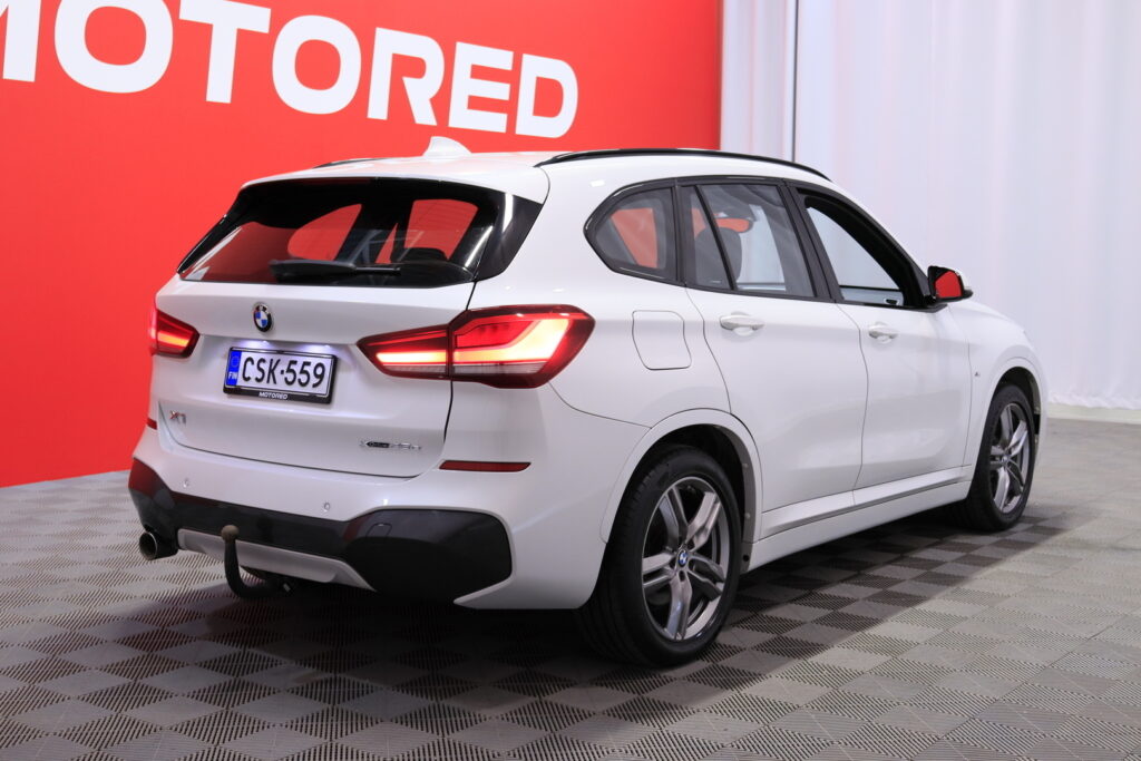 BMW - X1 - F48 xDrive25e A Business M Sport // Koukku / Sporttinahat / Tutkat / LED / Vakkari / BMW - X1 - F48 xDrive25e A Business M Sport // Koukku / Sporttinahat / Tutkat / LED / Vakkari / - Farmari