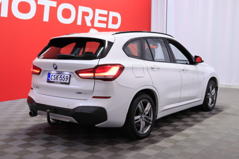 BMW - X1 - F48 xDrive25e A Business M Sport // Koukku / Sporttinahat / Tutkat / LED / Vakkari / - Farmari