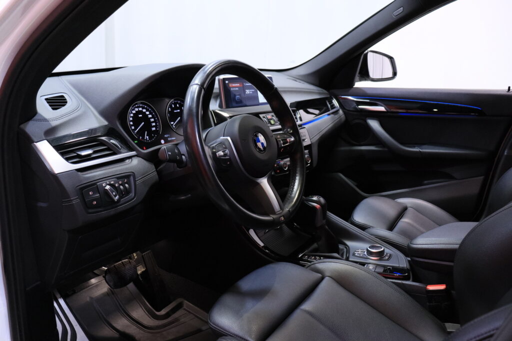 BMW - X1 - F48 xDrive25e A Business M Sport // Koukku / Sporttinahat / Tutkat / LED / Vakkari / BMW - X1 - F48 xDrive25e A Business M Sport // Koukku / Sporttinahat / Tutkat / LED / Vakkari / - Farmari