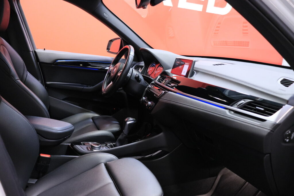 BMW - X1 - F48 xDrive25e A Business M Sport // Koukku / Sporttinahat / Tutkat / LED / Vakkari / BMW - X1 - F48 xDrive25e A Business M Sport // Koukku / Sporttinahat / Tutkat / LED / Vakkari / - Farmari