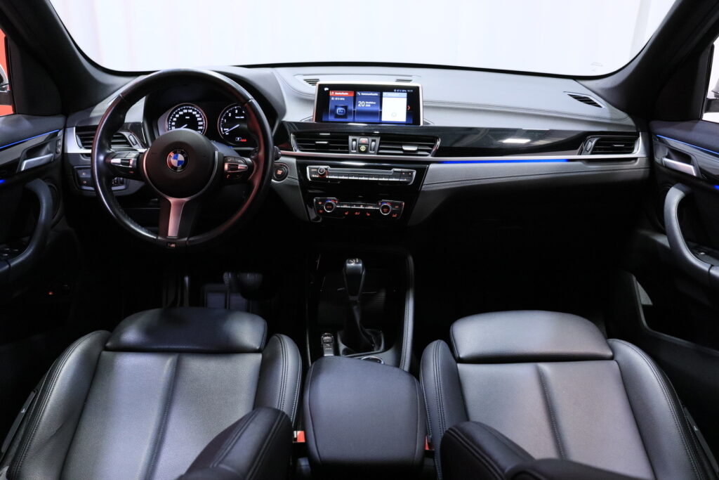 BMW - X1 - F48 xDrive25e A Business M Sport // Koukku / Sporttinahat / Tutkat / LED / Vakkari / BMW - X1 - F48 xDrive25e A Business M Sport // Koukku / Sporttinahat / Tutkat / LED / Vakkari / - Farmari