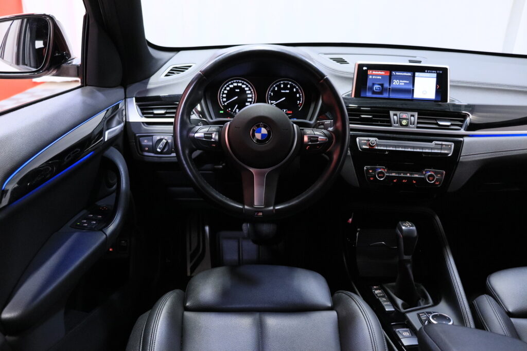 BMW - X1 - F48 xDrive25e A Business M Sport // Koukku / Sporttinahat / Tutkat / LED / Vakkari / BMW - X1 - F48 xDrive25e A Business M Sport // Koukku / Sporttinahat / Tutkat / LED / Vakkari / - Farmari