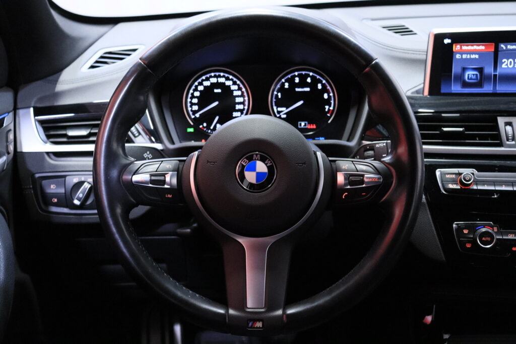 BMW - X1 - F48 xDrive25e A Business M Sport // Koukku / Sporttinahat / Tutkat / LED / Vakkari / BMW - X1 - F48 xDrive25e A Business M Sport // Koukku / Sporttinahat / Tutkat / LED / Vakkari / - Farmari