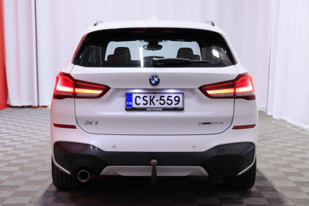 BMW - X1 - F48 xDrive25e A Business M Sport // Koukku / Sporttinahat / Tutkat / LED / Vakkari / BMW - X1 - F48 xDrive25e A Business M Sport // Koukku / Sporttinahat / Tutkat / LED / Vakkari / - Farmari