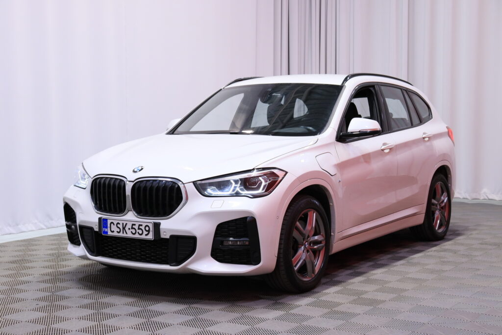 BMW - X1 - F48 xDrive25e A Business M Sport // Koukku / Sporttinahat / Tutkat / LED / Vakkari / BMW - X1 - F48 xDrive25e A Business M Sport // Koukku / Sporttinahat / Tutkat / LED / Vakkari / - Farmari