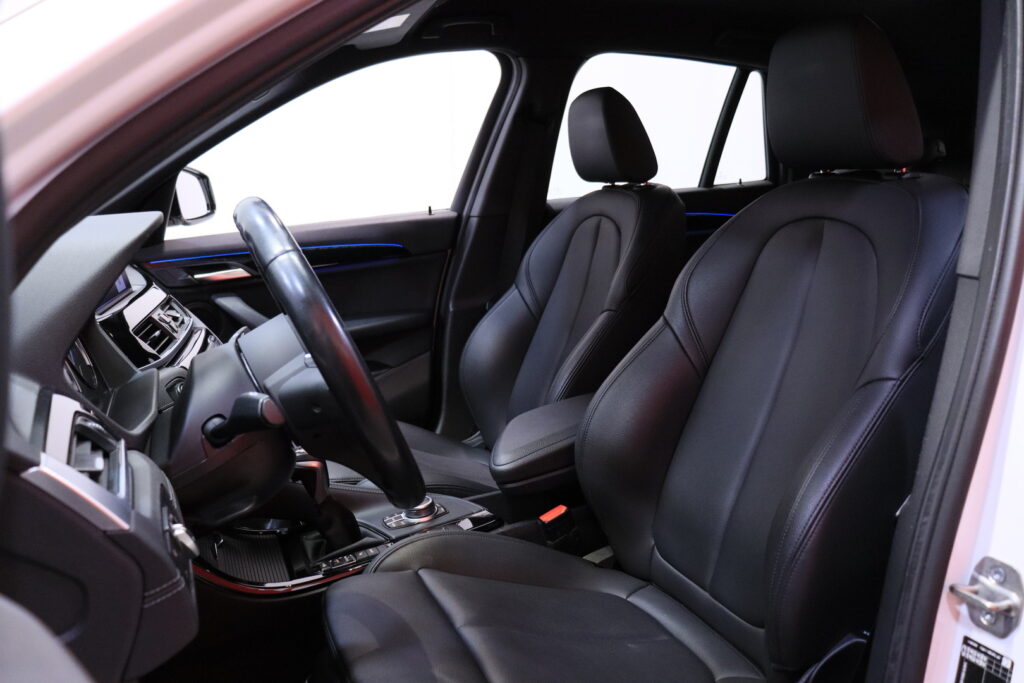BMW - X1 - F48 xDrive25e A Business M Sport // Koukku / Sporttinahat / Tutkat / LED / Vakkari / BMW - X1 - F48 xDrive25e A Business M Sport // Koukku / Sporttinahat / Tutkat / LED / Vakkari / - Farmari