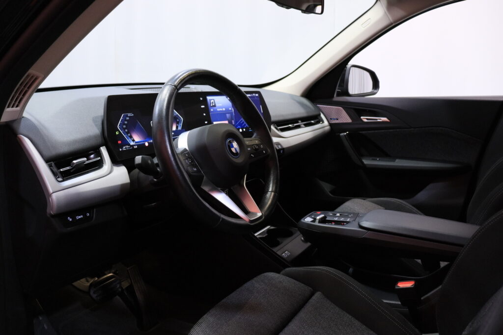 BMW - X1 - U11 25e xDrive Charged Edition / 1-Om. Merkkihuollettu Suomi-auto / ACC / Harman&Kardon / Muistipenkki hieronnalla / Koukku / BMW - X1 - U11 25e xDrive Charged Edition / 1-Om. Merkkihuollettu Suomi-auto / ACC / Harman&Kardon / Muistipenkki hieronnalla / Koukku / - Maastoauto
