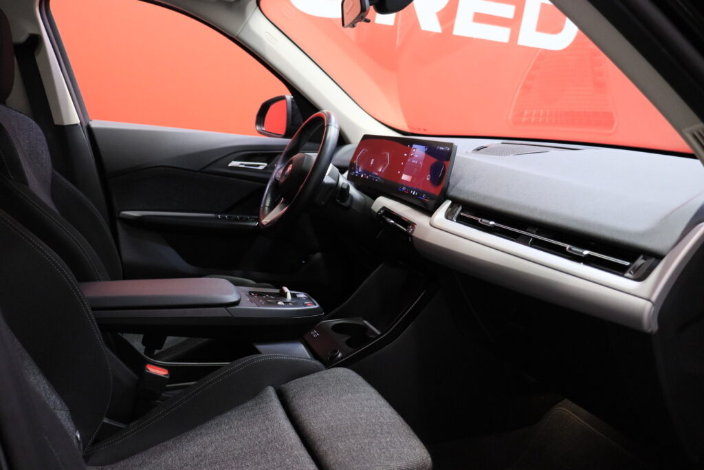 BMW - X1 - U11 25e xDrive Charged Edition / 1-Om. Merkkihuollettu Suomi-auto / ACC / Harman&Kardon / Muistipenkki hieronnalla / Koukku / BMW - X1 - U11 25e xDrive Charged Edition / 1-Om. Merkkihuollettu Suomi-auto / ACC / Harman&Kardon / Muistipenkki hieronnalla / Koukku / - Maastoauto