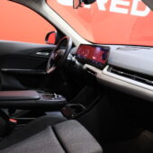 BMW - X1 - U11 25e xDrive Charged Edition / 1-Om. Merkkihuollettu Suomi-auto / ACC / Harman&Kardon / Muistipenkki hieronnalla / Koukku / - Maastoauto