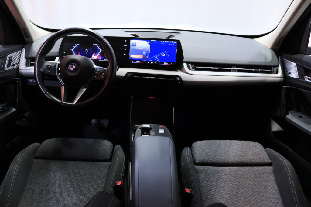 BMW - X1 - U11 25e xDrive Charged Edition / 1-Om. Merkkihuollettu Suomi-auto / ACC / Harman&Kardon / Muistipenkki hieronnalla / Koukku / BMW - X1 - U11 25e xDrive Charged Edition / 1-Om. Merkkihuollettu Suomi-auto / ACC / Harman&Kardon / Muistipenkki hieronnalla / Koukku / - Maastoauto
