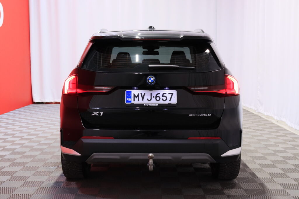 BMW - X1 - U11 25e xDrive Charged Edition / 1-Om. Merkkihuollettu Suomi-auto / ACC / Harman&Kardon / Muistipenkki hieronnalla / Koukku / BMW - X1 - U11 25e xDrive Charged Edition / 1-Om. Merkkihuollettu Suomi-auto / ACC / Harman&Kardon / Muistipenkki hieronnalla / Koukku / - Maastoauto