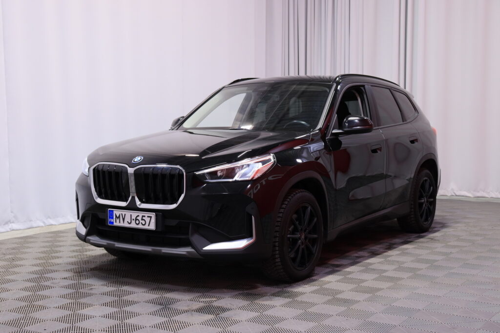 BMW - X1 - U11 25e xDrive Charged Edition / 1-Om. Merkkihuollettu Suomi-auto / ACC / Harman&Kardon / Muistipenkki hieronnalla / Koukku / BMW - X1 - U11 25e xDrive Charged Edition / 1-Om. Merkkihuollettu Suomi-auto / ACC / Harman&Kardon / Muistipenkki hieronnalla / Koukku / - Maastoauto