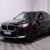 BMW - X1 - U11 25e xDrive Charged Edition / 1-Om. Merkkihuollettu Suomi-auto / ACC / Harman&Kardon / Muistipenkki hieronnalla / Koukku / - Maastoauto