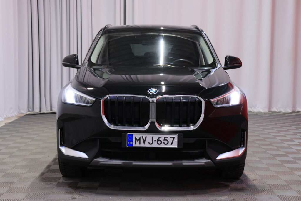 BMW - X1 - U11 25e xDrive Charged Edition / 1-Om. Merkkihuollettu Suomi-auto / ACC / Harman&Kardon / Muistipenkki hieronnalla / Koukku / BMW - X1 - U11 25e xDrive Charged Edition / 1-Om. Merkkihuollettu Suomi-auto / ACC / Harman&Kardon / Muistipenkki hieronnalla / Koukku / - Maastoauto