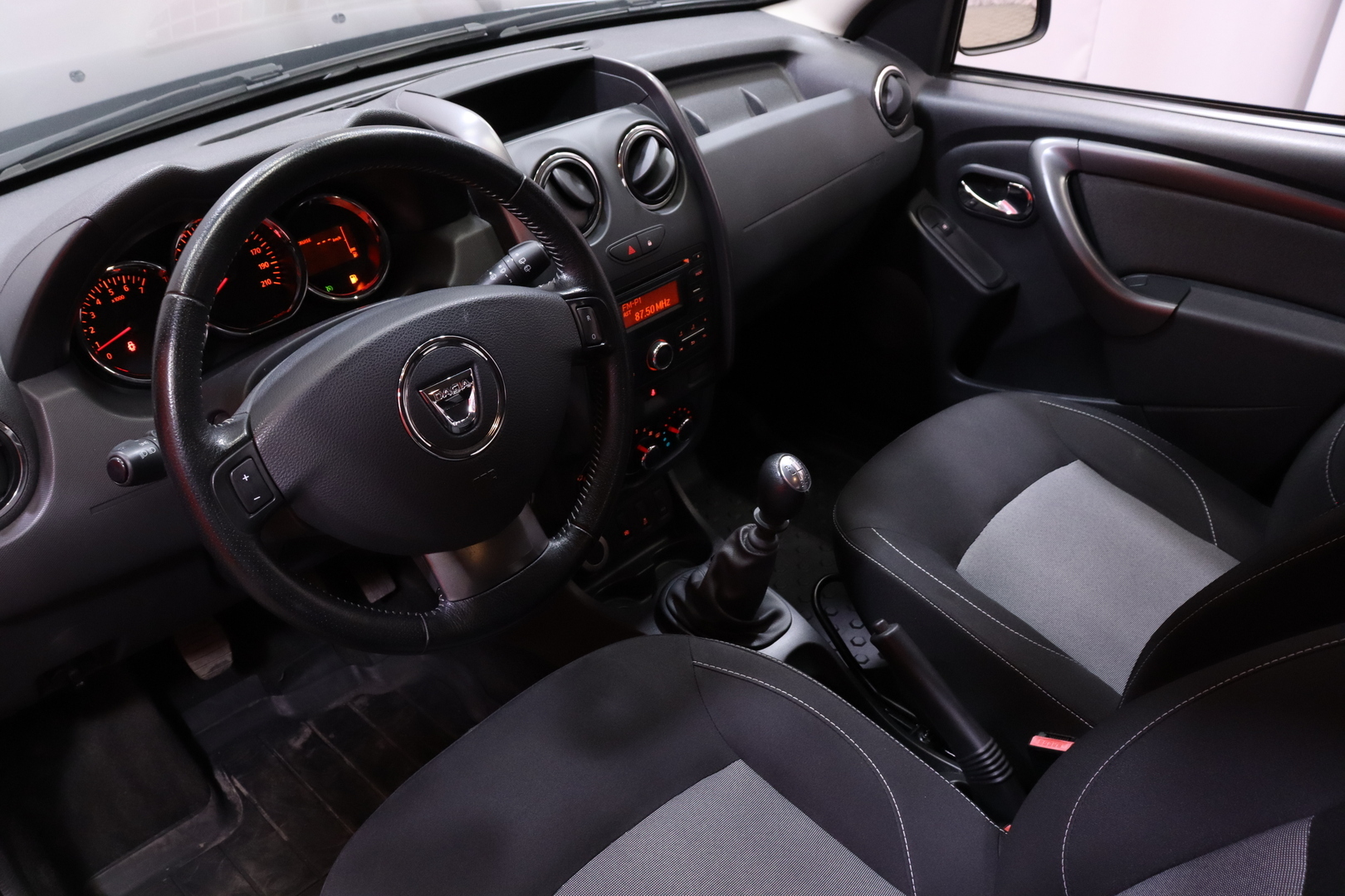 Dacia - Duster - TCe 125 S&S 4x4 Laureate // Vakkari / Lohko+sisäpistoke / Defa lämppäri / ilmastointi / 2x renkaat // - Maastoauto