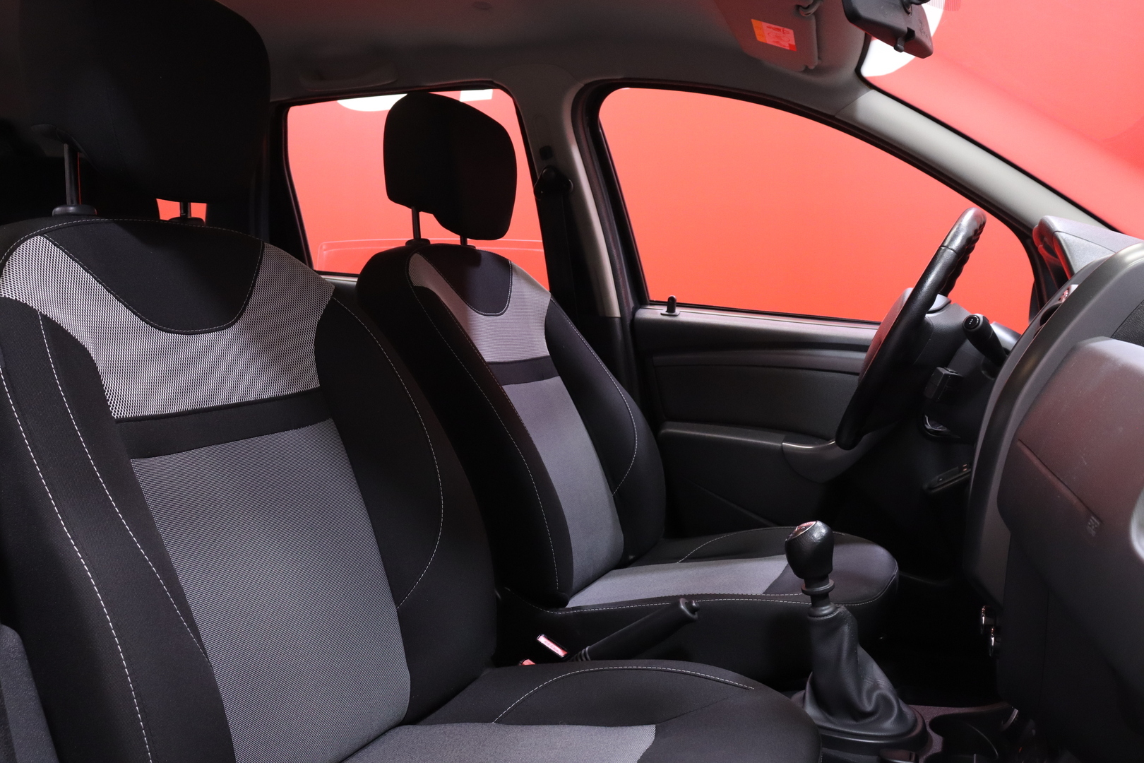Dacia - Duster - TCe 125 S&S 4x4 Laureate // Vakkari / Lohko+sisäpistoke / Defa lämppäri / ilmastointi / 2x renkaat // - Maastoauto