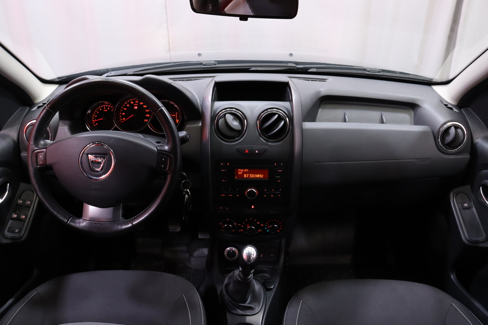 Dacia - Duster - TCe 125 S&S 4x4 Laureate // Vakkari / Lohko+sisäpistoke / Defa lämppäri / ilmastointi / 2x renkaat // - Maastoauto