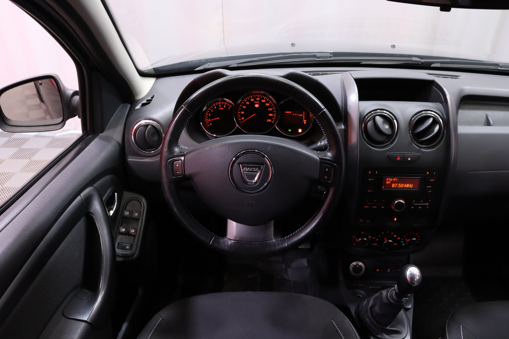 Dacia - Duster - TCe 125 S&S 4x4 Laureate // Vakkari / Lohko+sisäpistoke / Defa lämppäri / ilmastointi / 2x renkaat // - Maastoauto
